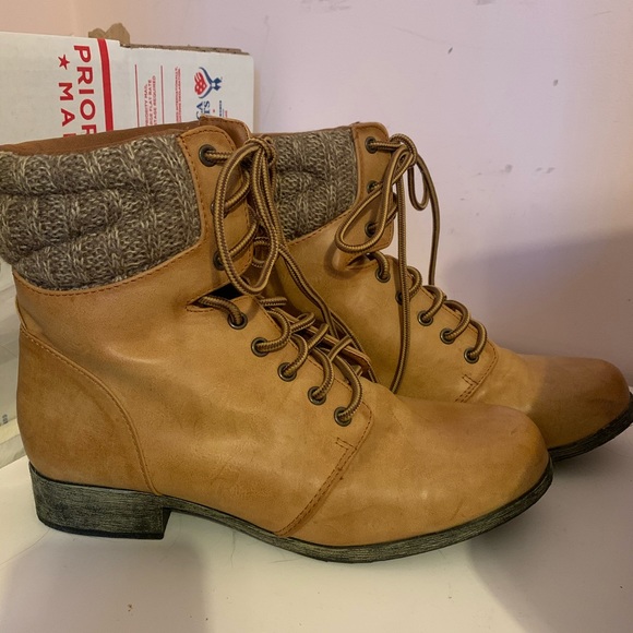 Shoes - 🌸tan brown combat heeled boots
